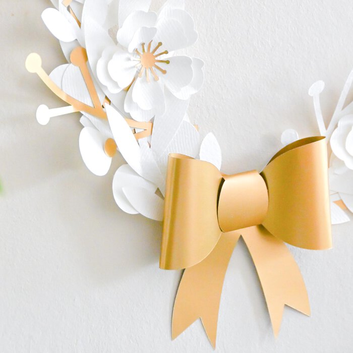 Couronne de Noël en papier fleurs d'hiver blanc et or